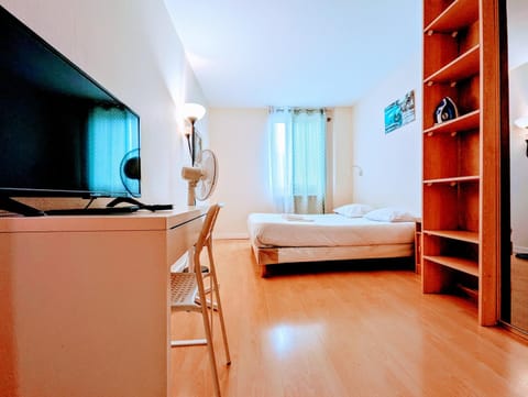 Communal lounge/ TV room, Bed, TV and multimedia, Photo of the whole room, Evening entertainment, Bedroom, wardrobe