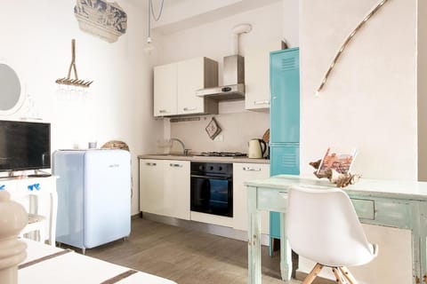 Kitchen or kitchenette, Dining area, minibar, oven, stove