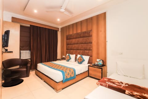 Bed, TV and multimedia, Living room, Photo of the whole room, Seating area, Bedroom