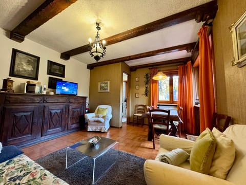 Communal lounge/ TV room, TV and multimedia, Living room, Seating area, Lunch