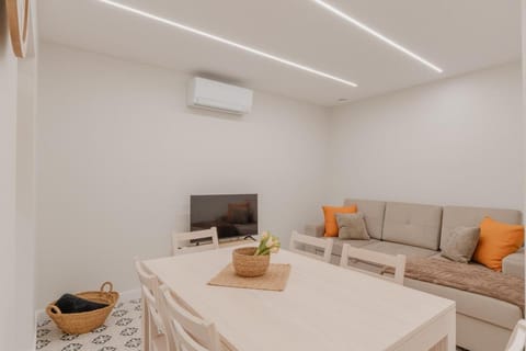 TV and multimedia, Living room, Seating area, air conditioner