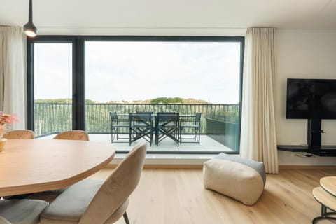 Property building, TV and multimedia, View (from property/room), Balcony/Terrace, Living room, Seating area, Dining area