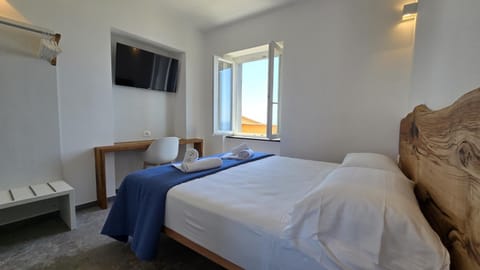 Bed, TV and multimedia, Bedroom