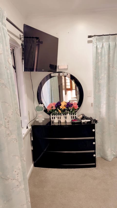 Private Bedroom and Large Deck Separate Entrance Bed and Breakfast in Auckland