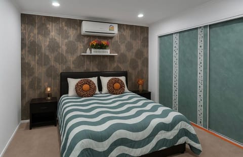 Private Bedroom and Large Deck Separate Entrance Bed and Breakfast in Auckland