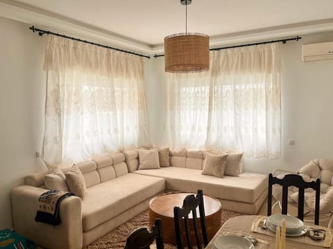 Living room, Seating area, Dining area, air conditioner