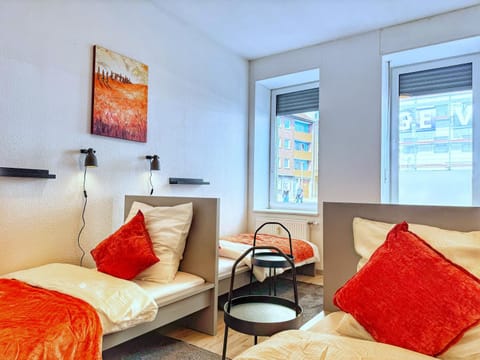 Bed, Photo of the whole room, Decorative detail, Bedroom, City view, Street view, heating