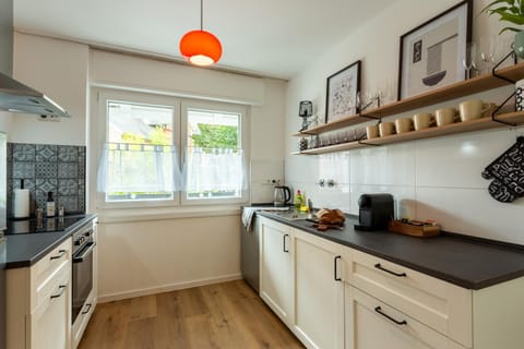 Coffee/tea facilities, Kitchen or kitchenette, dishwasher, stove, toaster