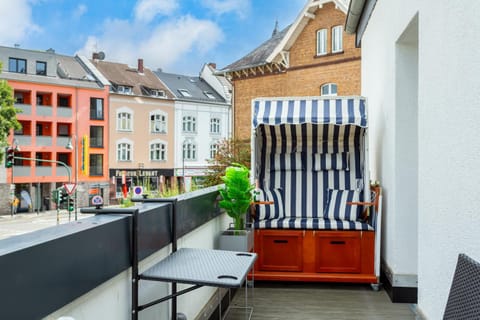 Day, View (from property/room), Balcony/Terrace, Street view
