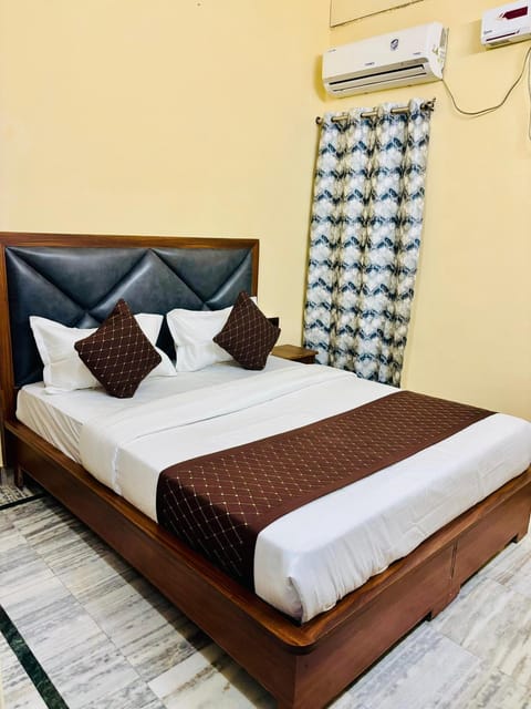 Bed, Photo of the whole room, Bedroom, air conditioner