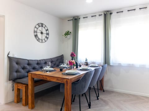Seating area, Dining area