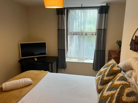 54 - Room 2 - Smart Tv Bed and Breakfast in Swansea