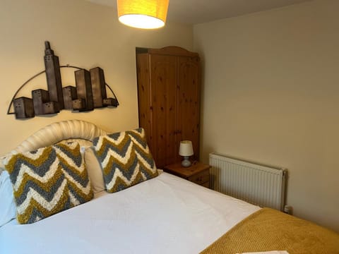 54 - Room 2 - Smart Tv Bed and Breakfast in Swansea
