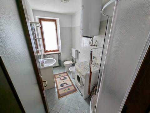 Shower, Toilet, Bathroom, washing machine