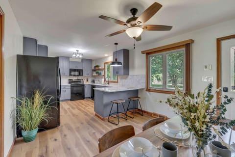 Spacious 4BR Ranch Near Easton Perfect for Families & Work Groups House in Easton