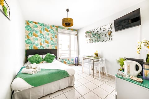 Bed, TV and multimedia, Photo of the whole room, Bedroom