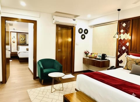Property building, Restaurant/places to eat, Bed, TV and multimedia, Living room, Photo of the whole room, Seating area, Bedroom, Breakfast, wardrobe, air conditioner