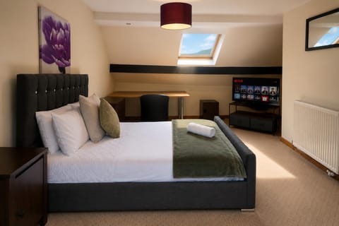 Bed, TV and multimedia, Photo of the whole room, Bedroom