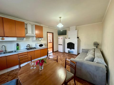 Kitchen or kitchenette, Seating area, Dining area, stove