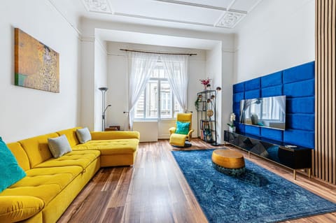 Communal lounge/ TV room, TV and multimedia, Living room, Seating area, Evening entertainment