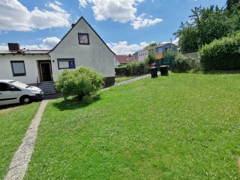 Property building, Garden, Balcony/Terrace, Garden view, Parking