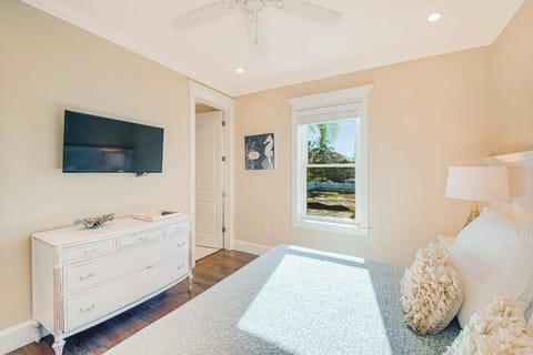 Tropical Hideaway - Luxury home near dining & beach House in Bradenton Beach