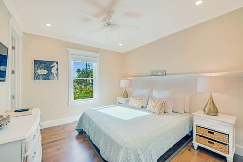 Tropical Hideaway - Luxury home near dining & beach House in Bradenton Beach