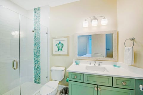 Tropical Hideaway - Luxury home near dining & beach House in Bradenton Beach