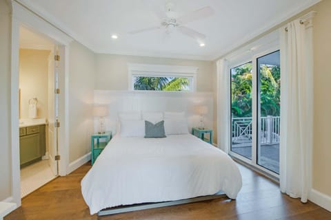 Tropical Hideaway - Luxury home near dining & beach House in Bradenton Beach