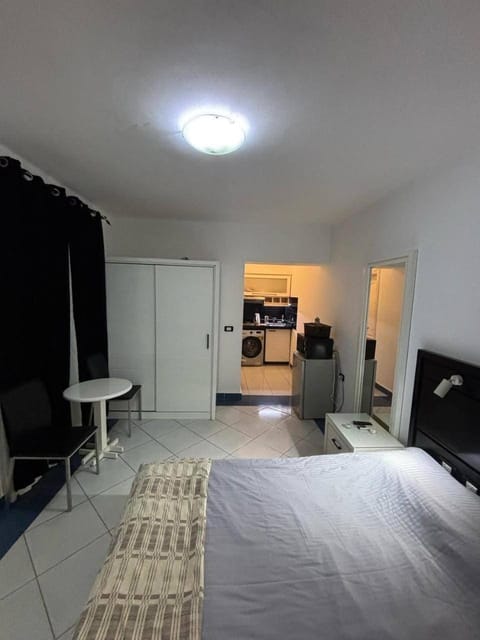 Bed, TV and multimedia, Kitchen or kitchenette, Photo of the whole room, Seating area, Dining area, Bedroom, wardrobe