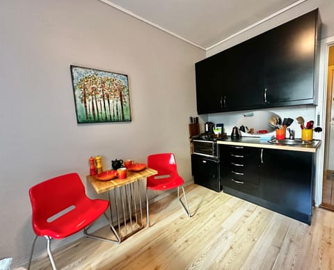 Kitchen or kitchenette, Dining area, minibar