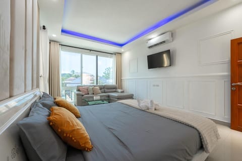 Bed, TV and multimedia, Photo of the whole room, Seating area, Bedroom, towels, air conditioner