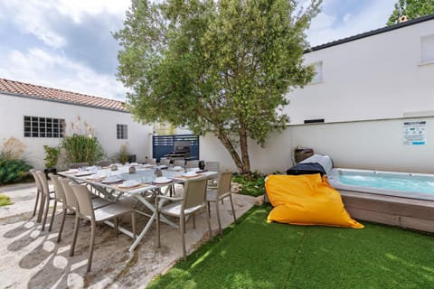 Property building, Balcony/Terrace, Living room