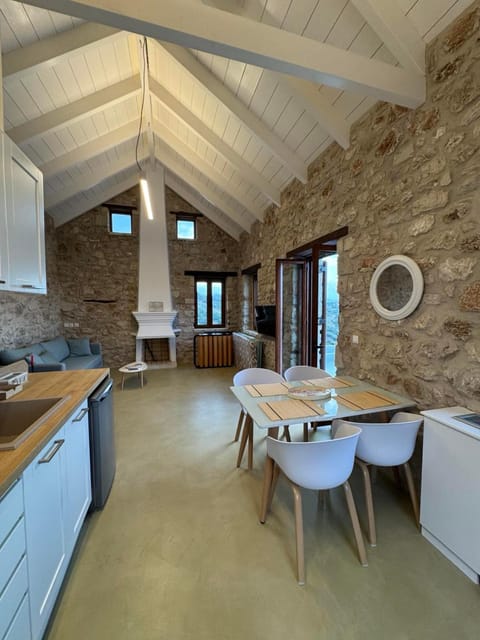 Kitchen or kitchenette, Living room, Seating area, Dining area