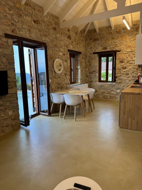 Kitchen or kitchenette, Seating area, Dining area