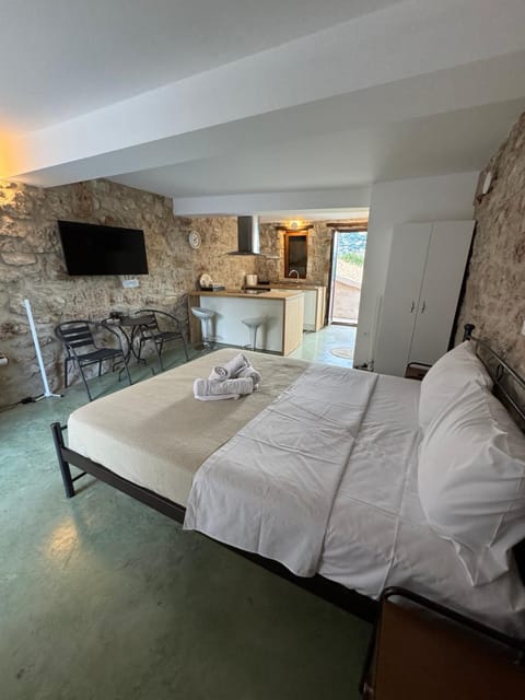 TV and multimedia, Photo of the whole room, Bedroom