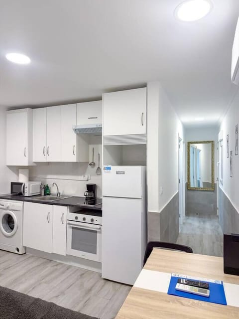Kitchen or kitchenette, oven, washing machine
