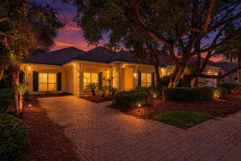 Property building, Facade/entrance, Night, Neighbourhood, Natural landscape, Garden, Sunset, Parking