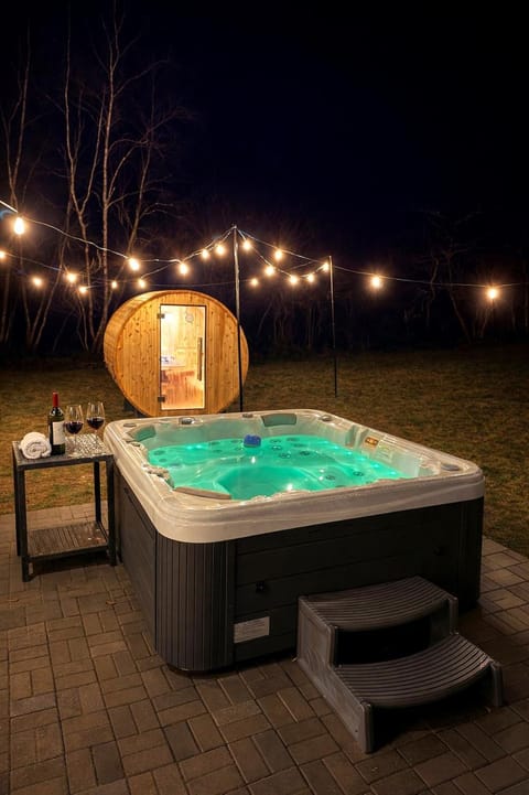 Hot Tub, Sauna