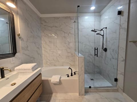 Renovated 4BR 6 Bed 3 and a half Bath Near DFW Airport House in Lewisville