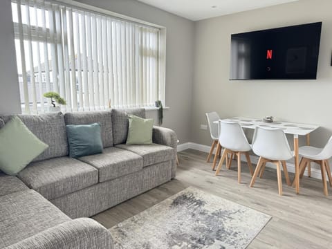 Communal lounge/ TV room, TV and multimedia, Living room, Dining area