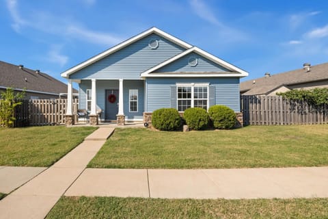 Bubbly Blue-Monthly Rental-3 Mi to UofA & Downtown House in Fayetteville
