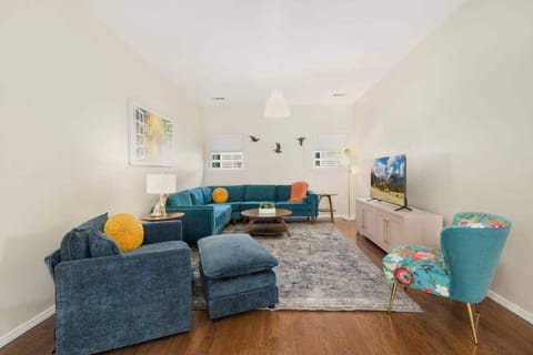 Bubbly Blue-Monthly Rental-3 Mi to UofA & Downtown House in Fayetteville