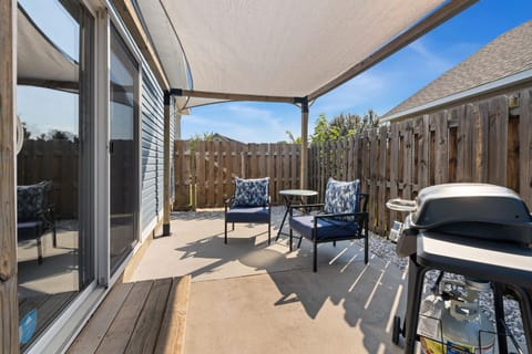 Bubbly Blue-Monthly Rental-3 Mi to UofA & Downtown House in Fayetteville