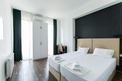 Bed, Bedroom, internet, towels