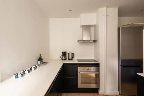 Coffee/tea facilities, Kitchen or kitchenette, stove