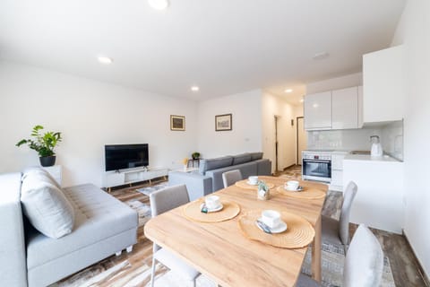 TV and multimedia, Kitchen or kitchenette, Living room, Seating area, Dining area