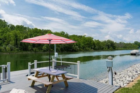 Canalside Cottage 3BR Lake Access Dock Fire Pit House in Fayette