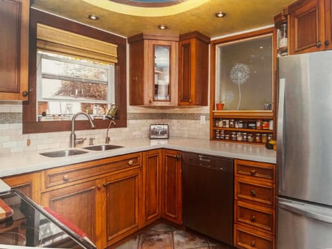 Bright Room in beautiful Old Ottawa East Apartment in Gatineau