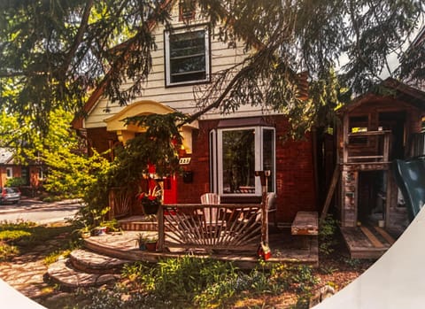 Bright Room in beautiful Old Ottawa East Apartment in Gatineau